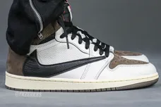 travis-scott-x-air-jordan-1-high-og-reverse-sneaker-news